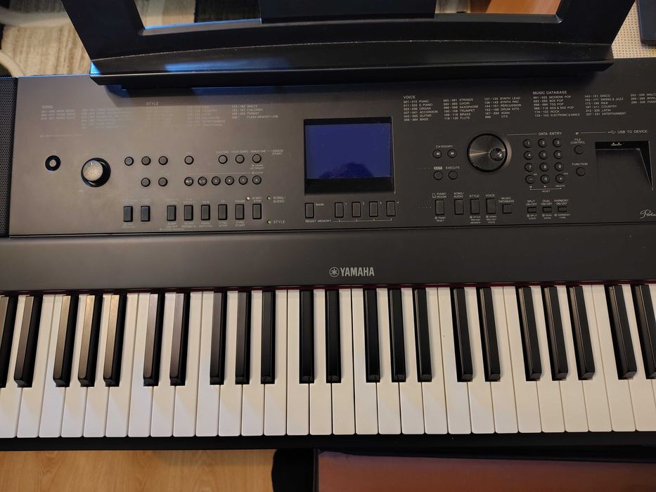 Yamaha Portable Grand DGX-660