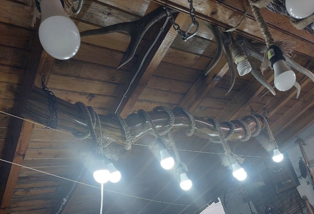 Уникален рустик полилей от естествено дърво и въже.