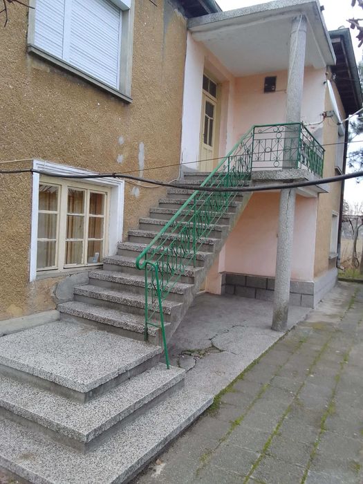 Двуетажна тухлена къща с двор 2.5 дка, кладенец, гараж – с. Трояново