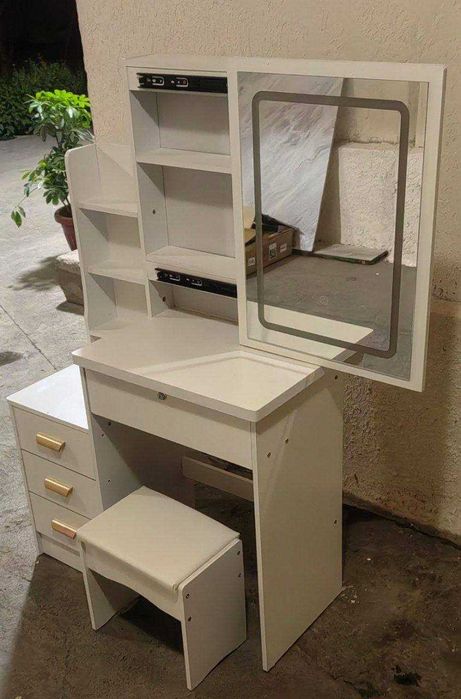 Макияж столик.  Парфюмерия столик. Туалетная столик