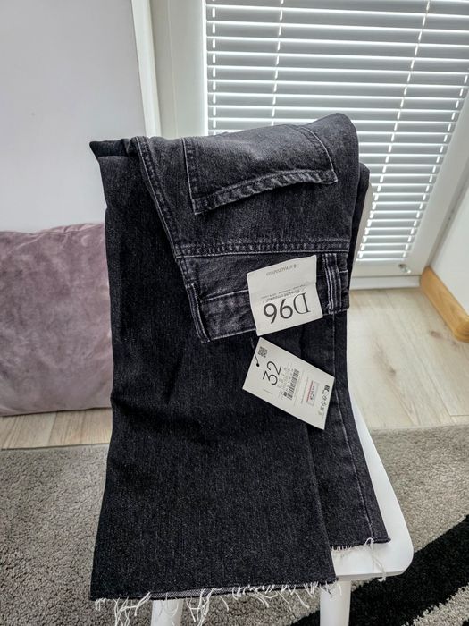 Нови дънки Stradivarius 
с етикет 
Размер 32 / 10-12г
-талия 32