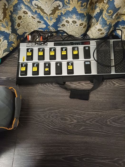 Vind  sau schimb procesor chitara Avid Eleven cu pedalier Behringer