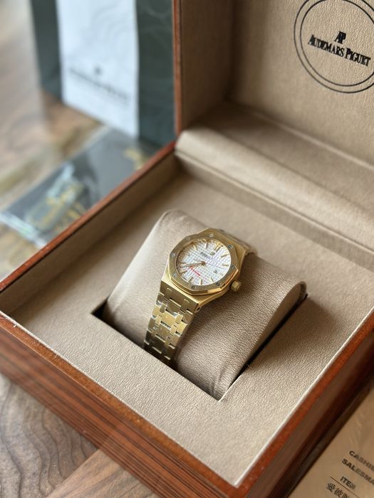 Audemars Piguet Royal Oak Gold And White Dial 33 mm Quartz - дамски модел