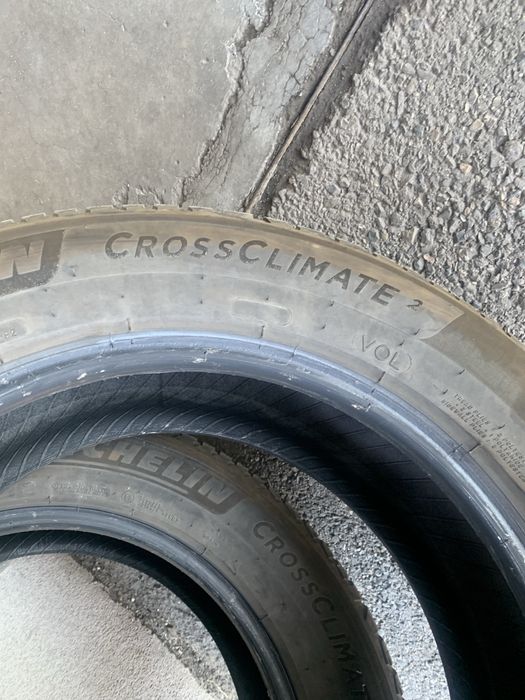 Продавам гуми 235/60/18  107H Michelin Cross Climate 2 -два броя + подарък 4броя китайски летни