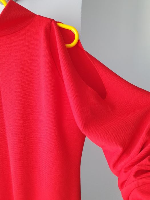 Rochie rosie umeri goi