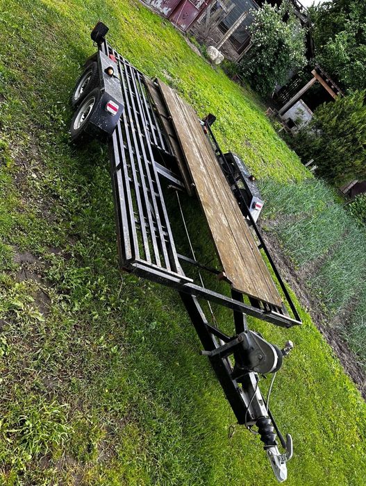 Platforma  auto/ cu rafturi  apicola