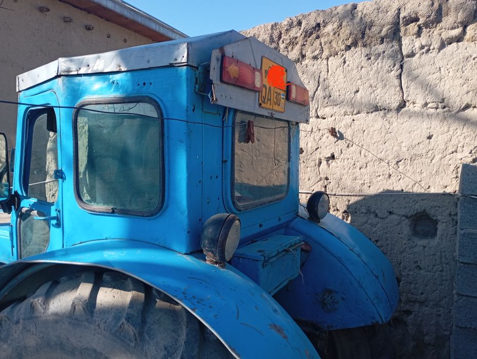 Traktor T40 yurib turibdi balon holatlari oʻrtacha matori ham yaxshi