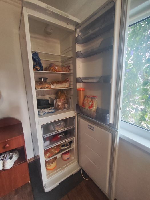 Продам холодильник с морозильной камерой