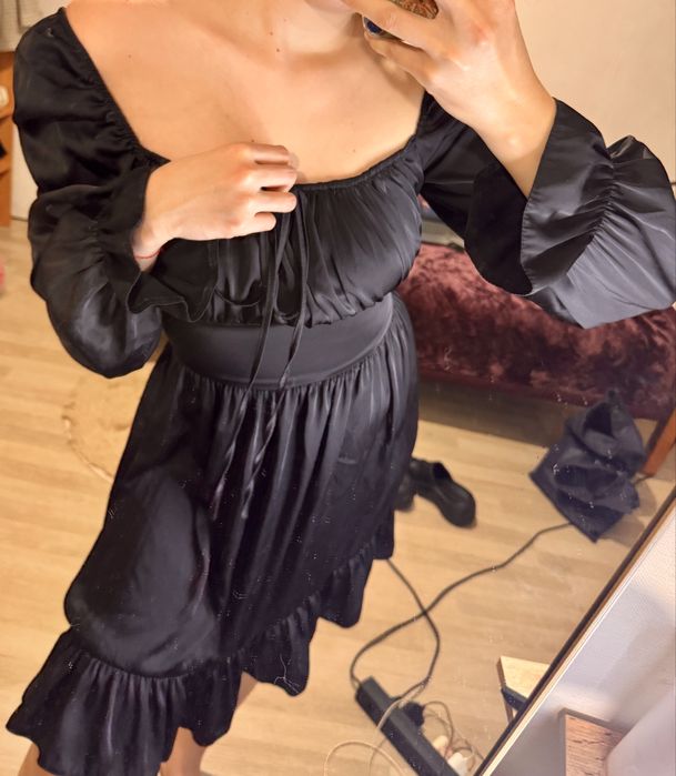 Дешево стильное атласное платье средней плотности