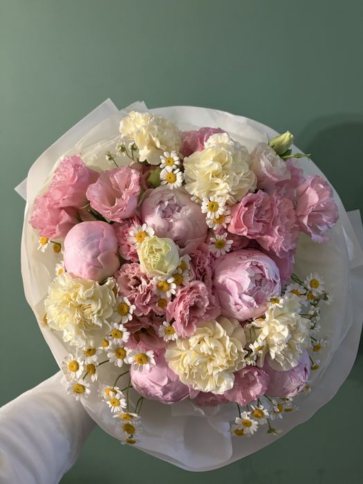 Свежий букет из пионов, лизантусов, и гвоздики