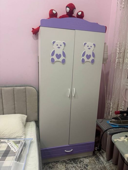 Detskiy kravat va shkafi sotiladi
