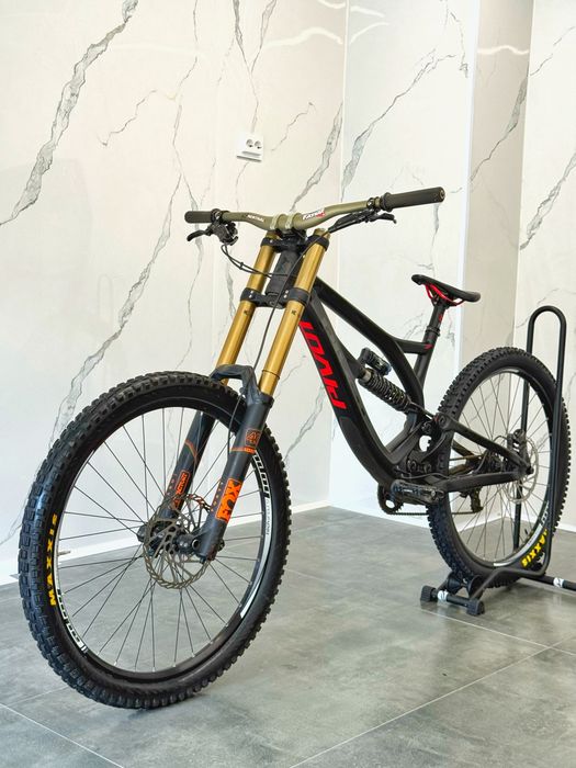 Висок клас велосипед за спускане Pivot Phoenix Carbon L 27.5