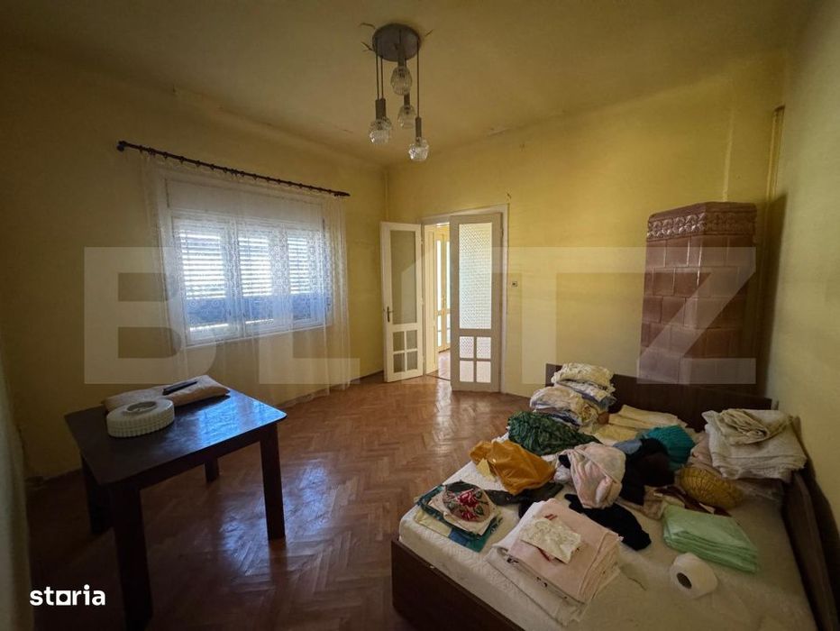 Casa spatioasa cu 6 camere, teren 700 mp, garaj si terasa