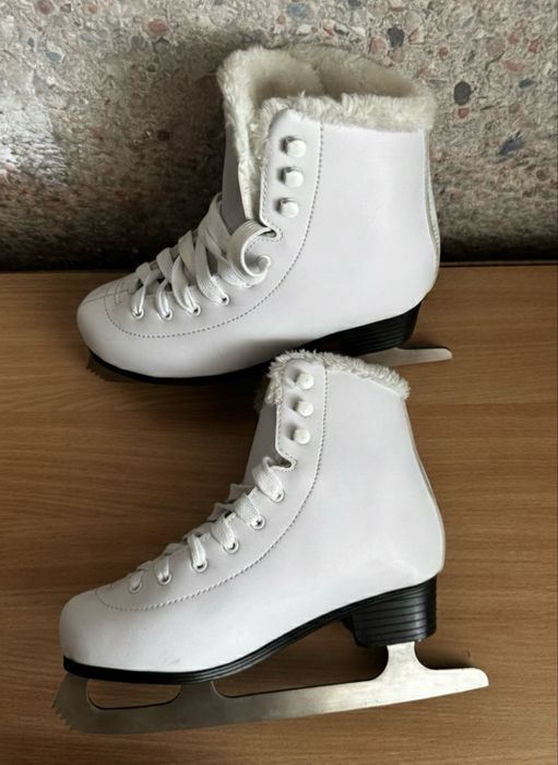 Продам фигурные коньки 36 р
