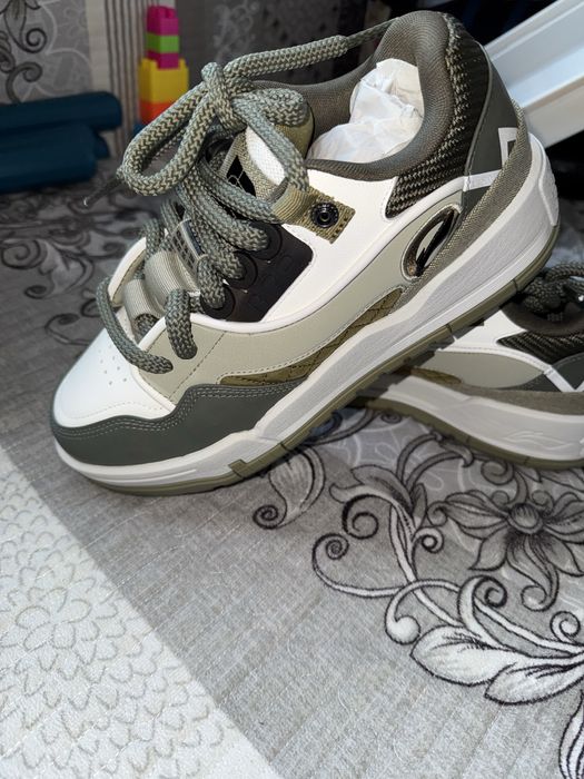 Кроссовки фирменные