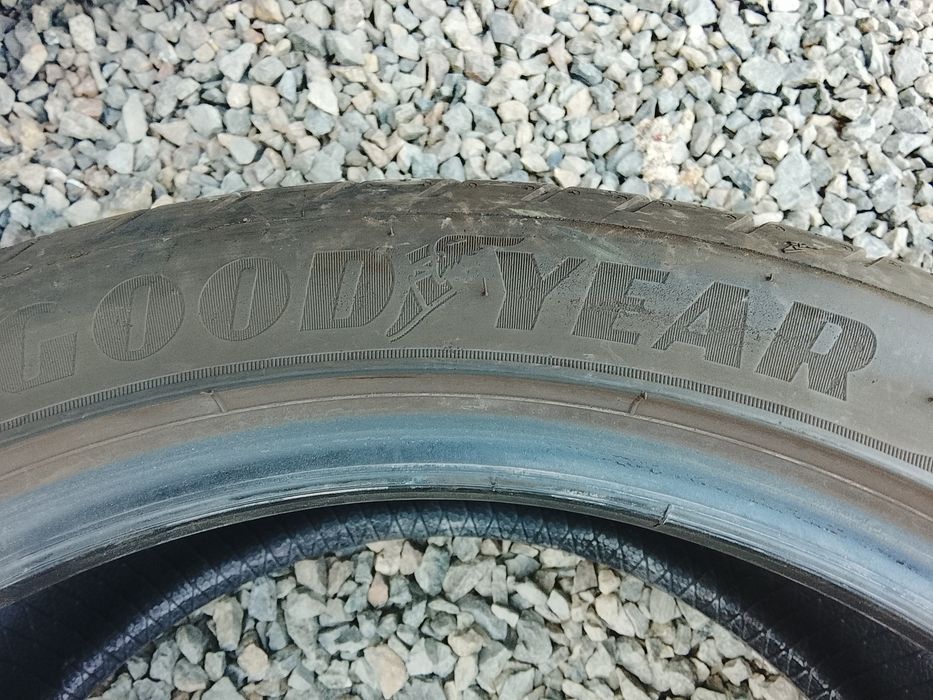 245 40 18. Good Year. An 2022.