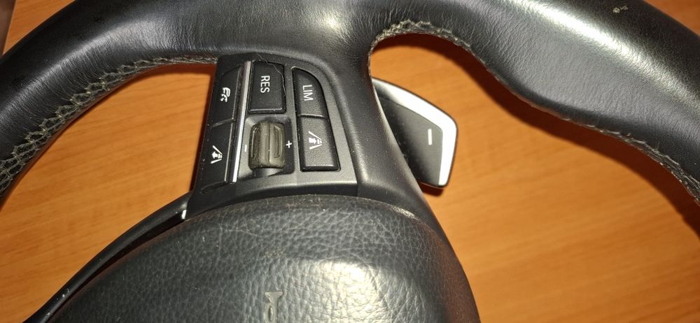 volan sport bmw f10/f11,cu padele,distronic,vibratii,stare perfecta!