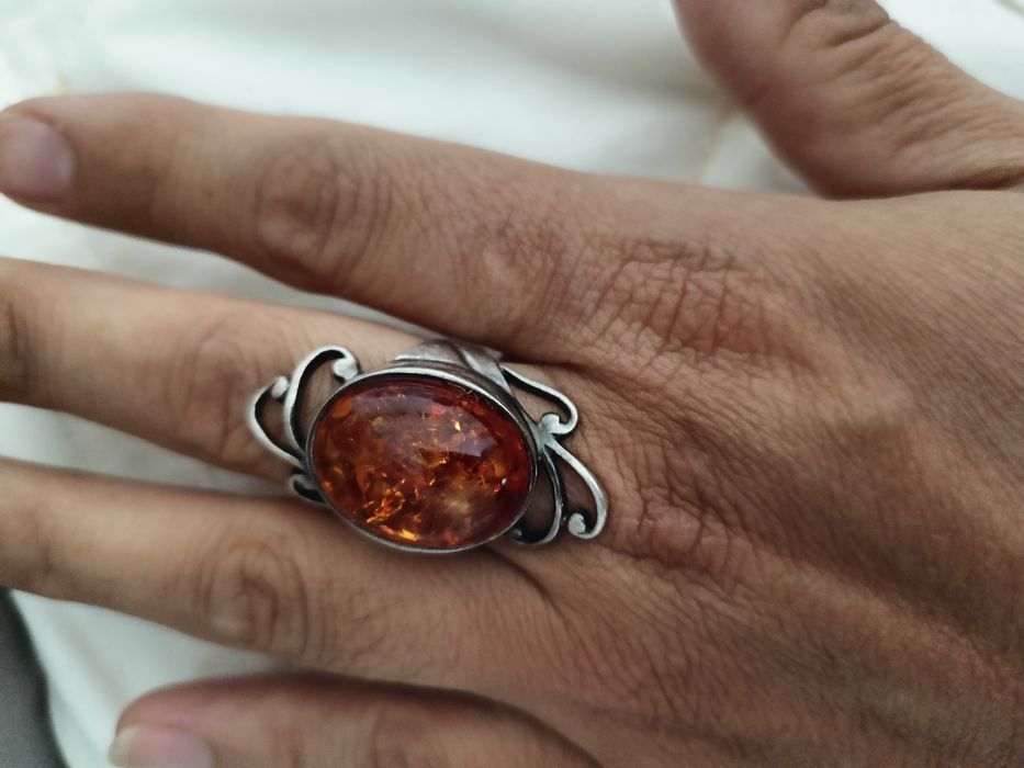 Серебрянное кольцо с янтерем
