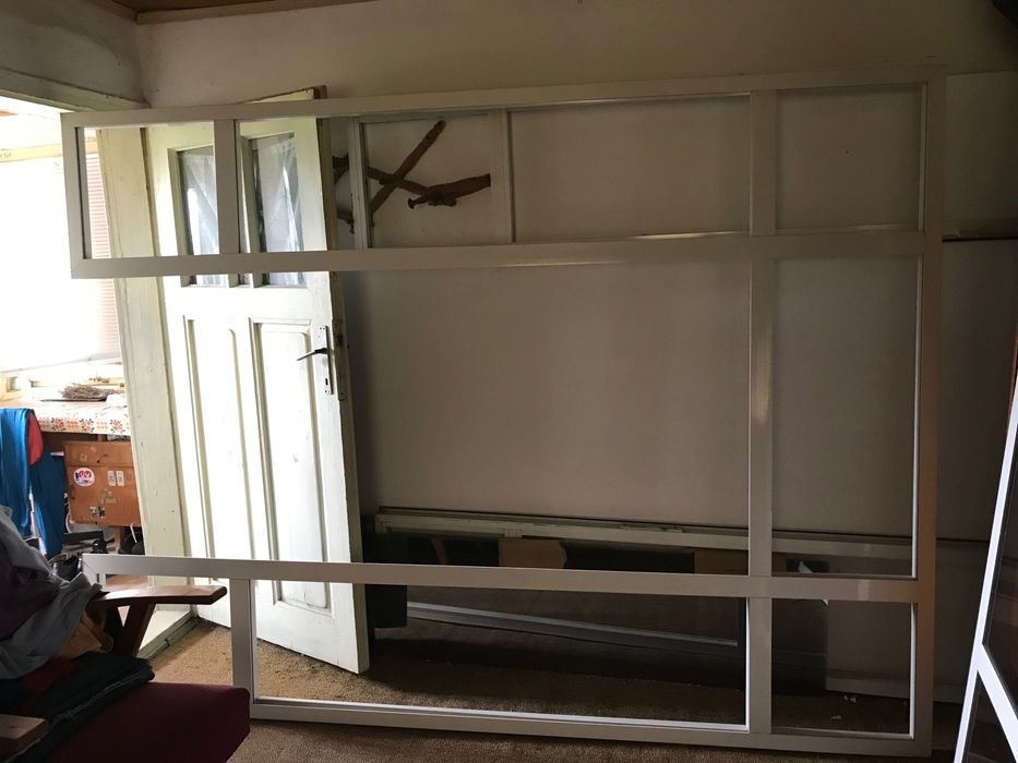 Брава-греда ; Алуминиева дограма/преграда с врата