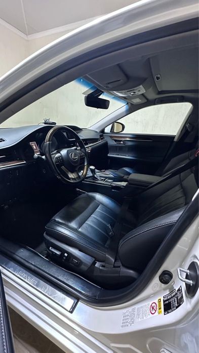 Почти Новый лексус ес 350