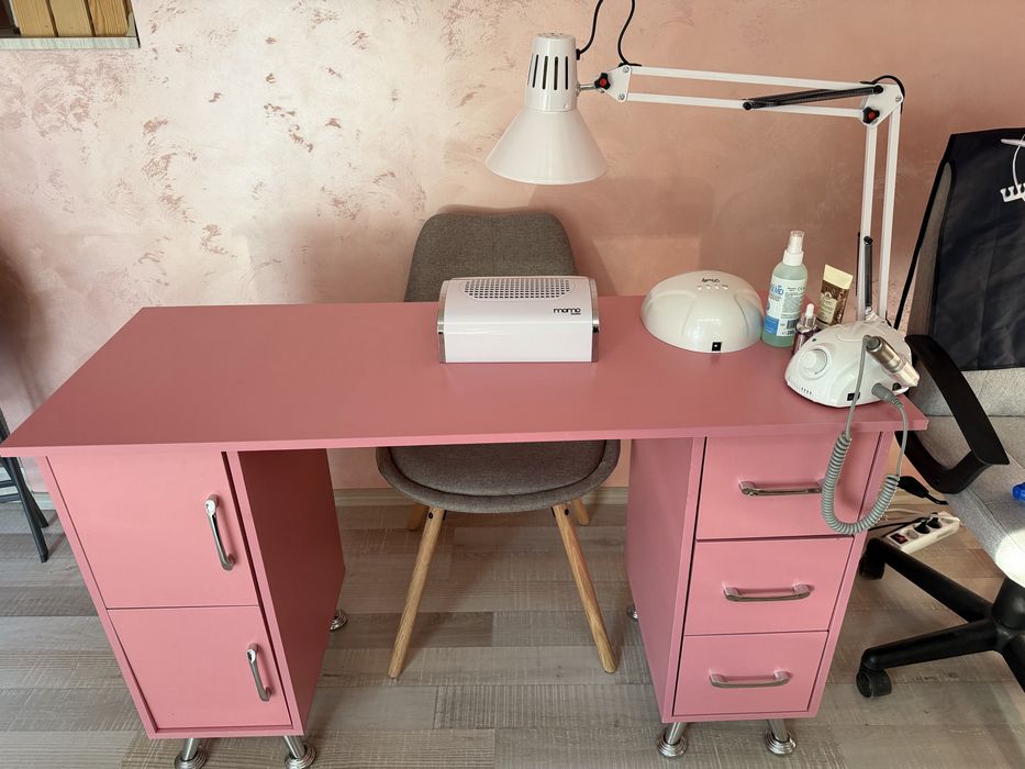 Бюро и стол  цена 120€ лично предаване