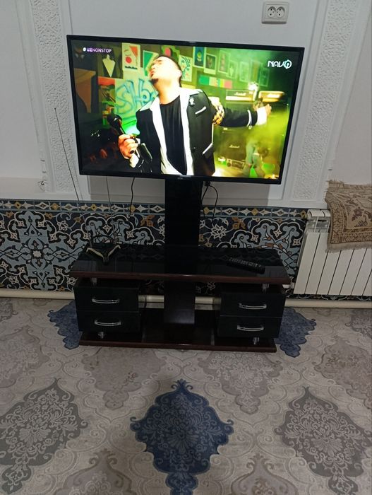 Телевизор Артель, 43 экран с прдставкой состояния отличная.с подставко