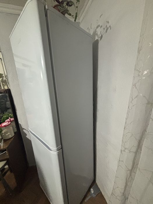 Холодильник бирюса почти новый