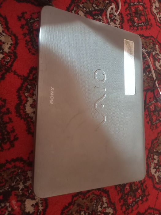 Ноутбук сотилади хама йери ишлиди