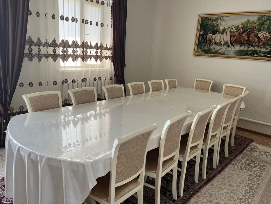Стол и стулья  для гостиной