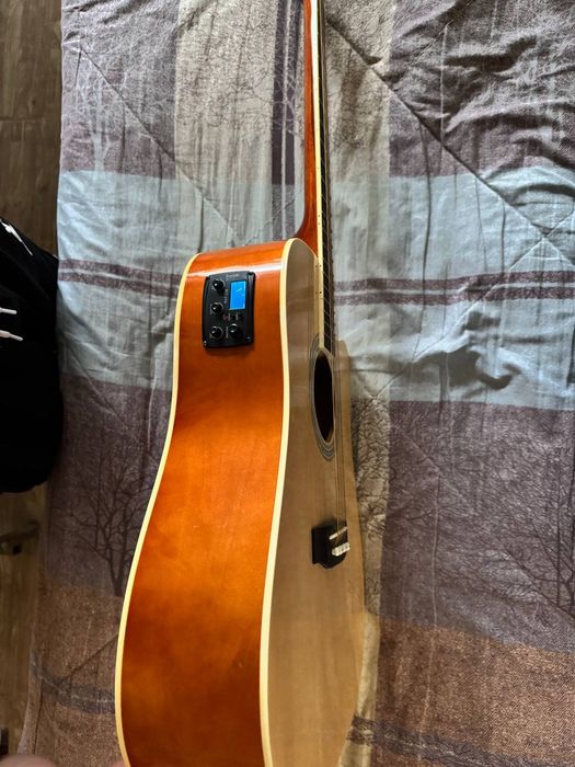 Gitara 41 razmer qirilgan surilgan joyi yoq hamma joyi ishlidi kalonka