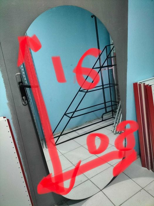 Стелажи и зеркало