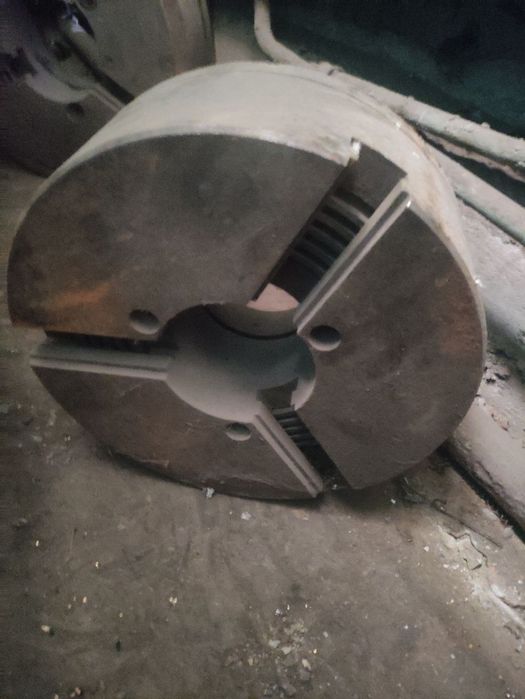 Продажа токарных патронов,поворотного стола, люнета токарного, и др.