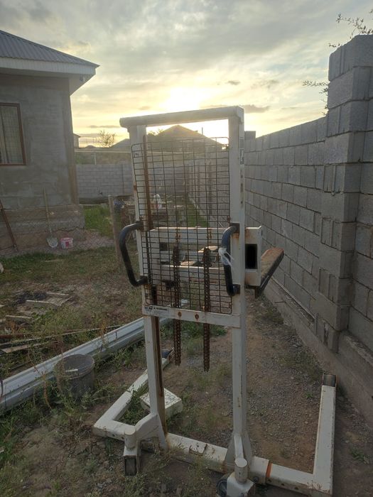 Штабелёр продам срочно.