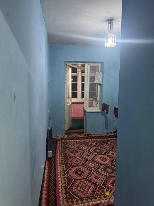 Navruz bog'i yonida 2 etajli domning ikkinchi qavatida joylashgan