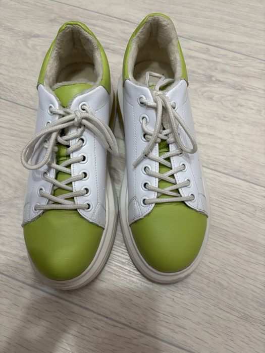 Продам женские демисезонные кроссовки