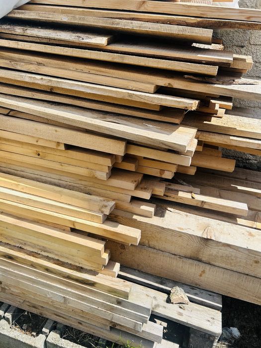 Tigla noua si lemn nou pentru constructii