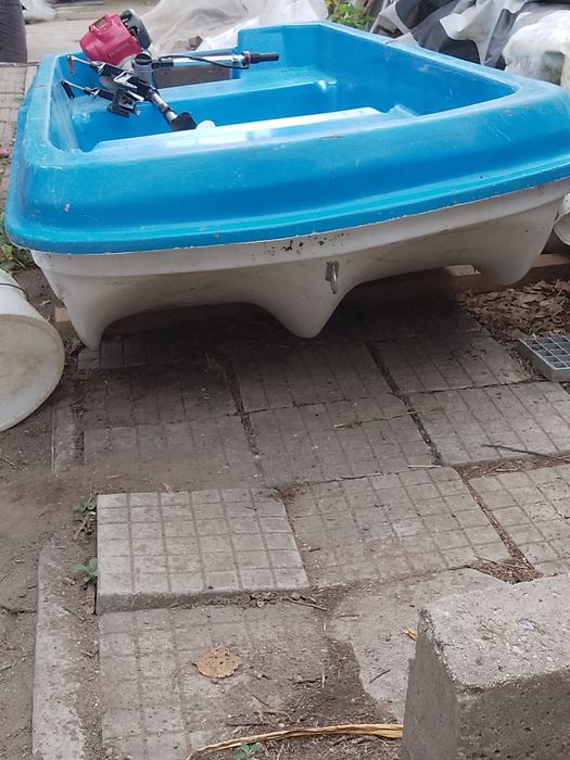 Лодка тримаран със двигател