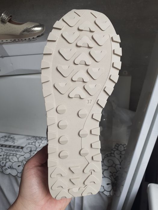 Продам кроссовки женские