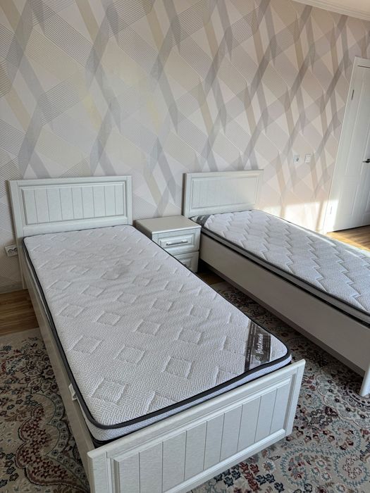 Продам две односпальные кровати с прикроватной тумбочкой