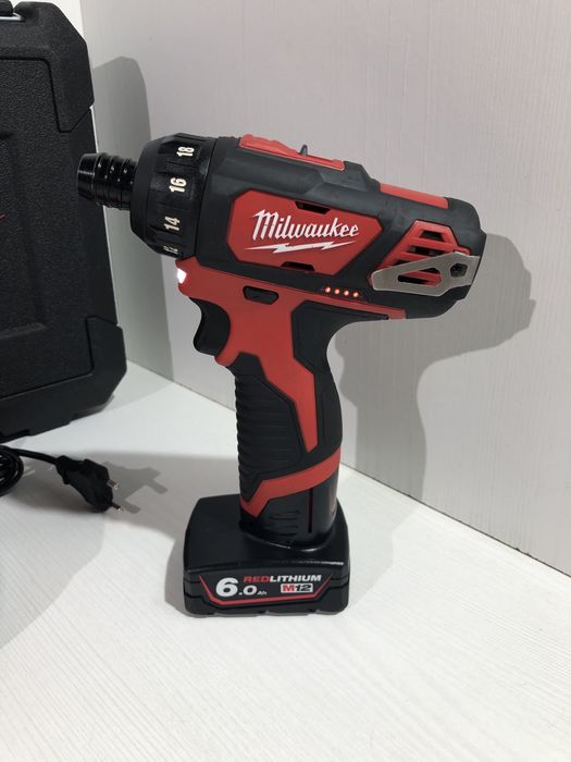 Milwaukee M12 cu bit pentru însurubat