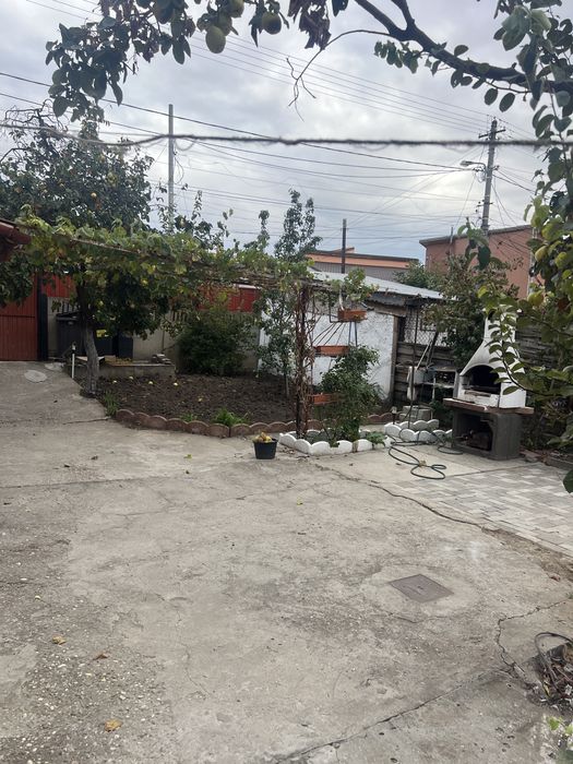 Inchiriez casa la curte individuala