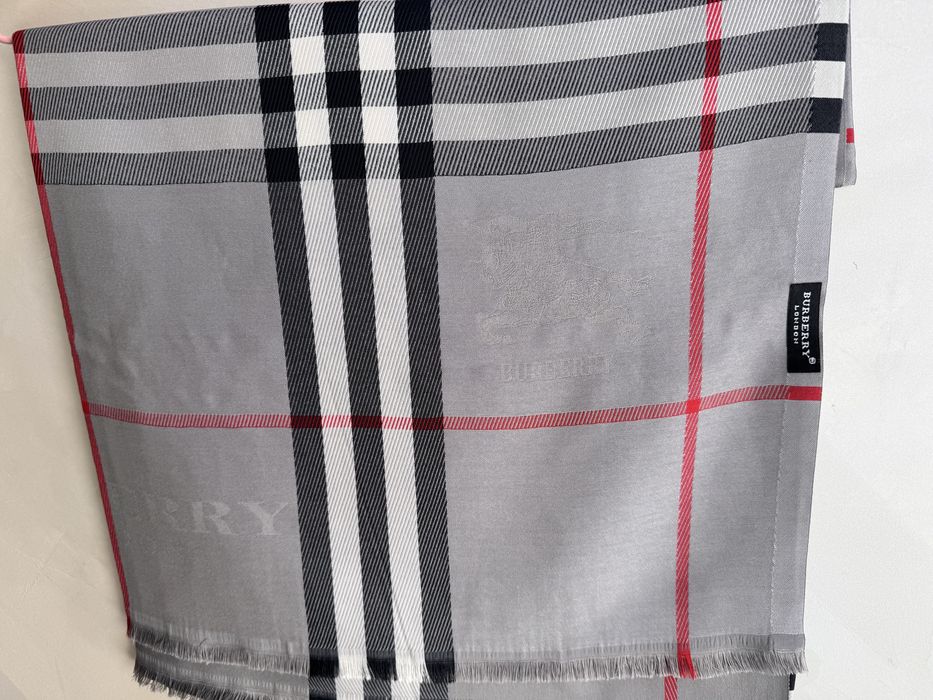 Фин двулицев шал Burberry