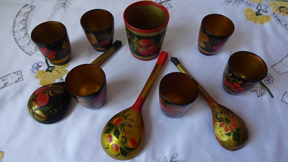 Руски дървени чаши и лъжици  изрисувани в стил Хохлома