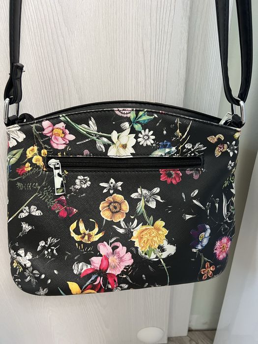 Черна чанта от еко кожа с флорални мотиви