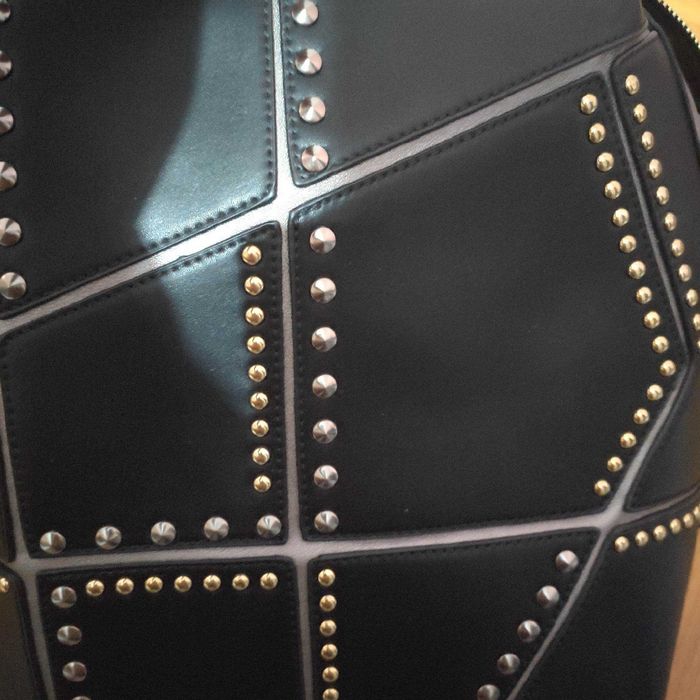 НОВА страхотна дамска кожена раница с капси с етикет