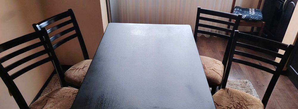 Трапезна маса със столове