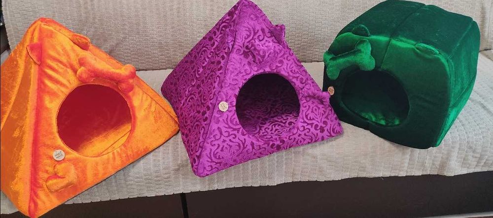 Продам лежанки, домики.