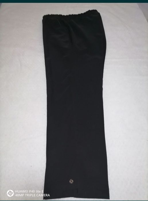 Продаются женские брюки.