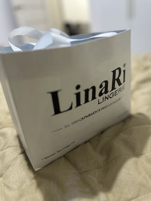 Атласный пеньюар с перьями