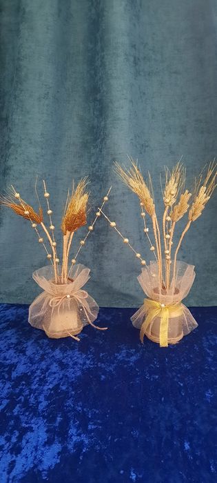 Бисерден жасалған гүлдер сатылады.